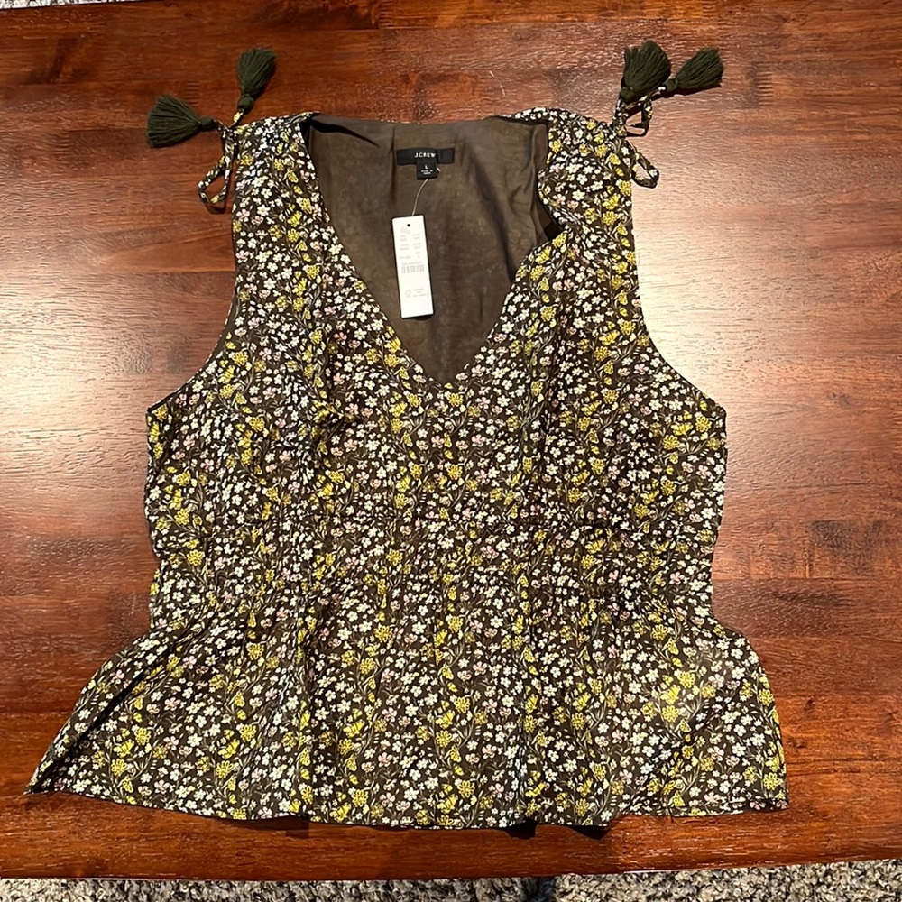 NWT Vneck Top, Olive green, Floral Print, size Lg